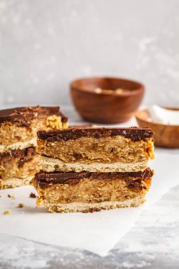 Çikolata ile Hindistan cevizi oat çiğ vegan barlar. 