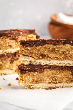 Çikolata ile Hindistan cevizi oat çiğ vegan barlar. 