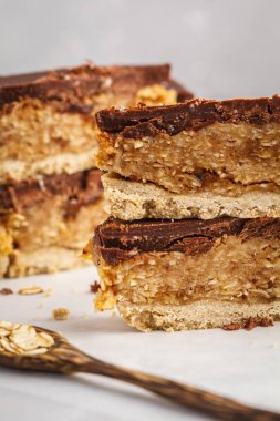 Çikolata ile Hindistan cevizi oat çiğ vegan barlar. 