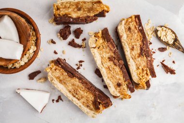 Hindistan cevizi oat çiğ vegan barlar. Üstten Görünüm, açık renkli