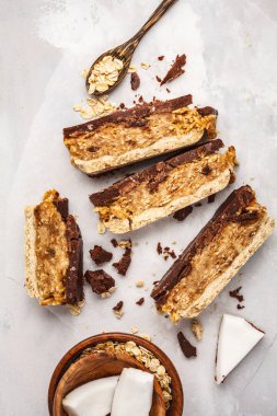 Hindistan cevizi oat çiğ vegan barlar. Üstten Görünüm, açık renkli