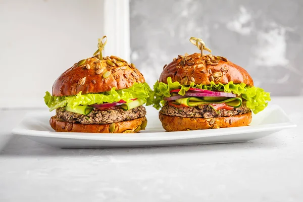 Vegan fasulye Burger sebze ve domates sosu ile 