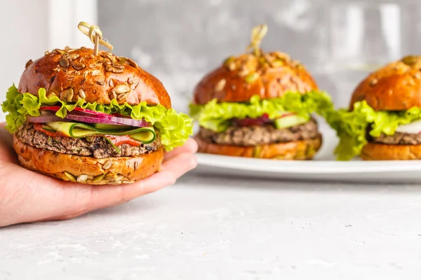 Vegan fasulye burger sebze ve domates sosu el