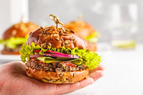 Vegan fasulye burger sebze ve domates sosu el