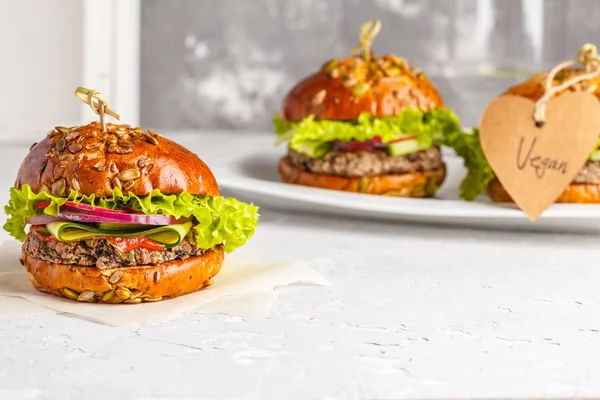 Vegan fasulye Burger sebze ve domates sosu ile 