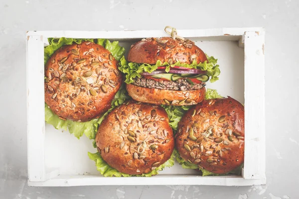 Vegan fasulye burger sebze ve domates sosu