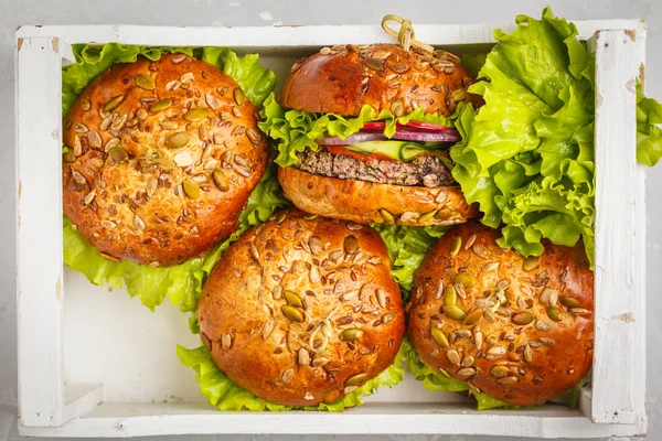 Vegan fasulye burger sebze ve domates sosu