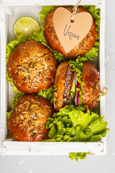 Vegan fasulye burger sebze ve domates sosu