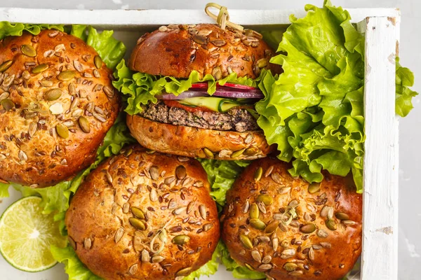 Vegan fasulye burger sebze ve domates sosu