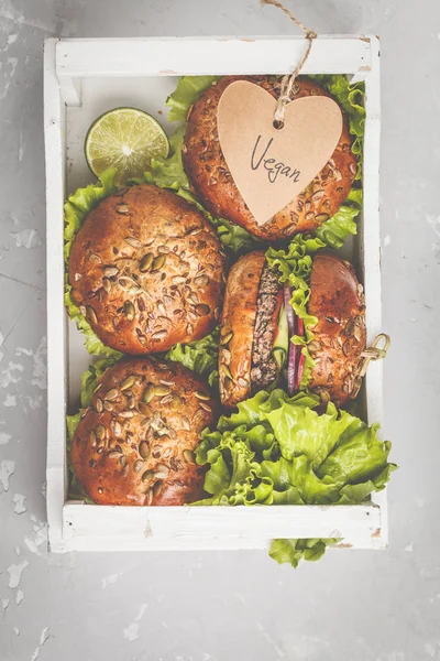 Vegan fasulye burger sebze ve domates sosu