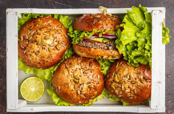 Vegan fasulye burger sebze ve domates sosu