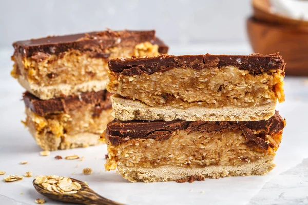 Çikolata ile Hindistan cevizi oat çiğ vegan barlar. 