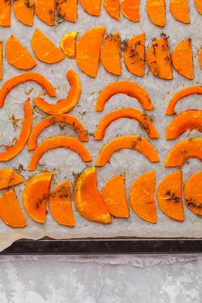 Pieces of chopped baked pumpkin on a baking sheet, top view. — Stock Photo, Image