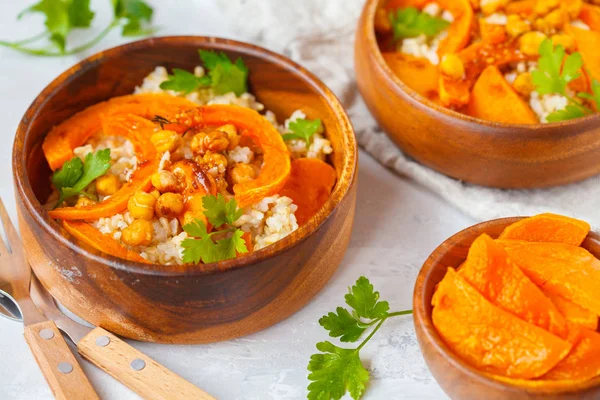 Tigela de buda Vegan com arroz integral, abóbora assada e grão de bico . — Fotografia de Stock