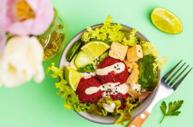 Pancar köfte, bir vegan Buda kase sebze