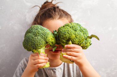 Brokoli yemek güzel kız. Sağlıklı vegan bebek gıdaları.