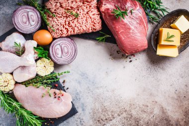 Etçil diyet konsepti. Çiğ tavuk, biftek, tereyağı, peynir