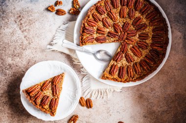 Gri-kahverengi arka planda pekan cevizli turta. Vejetaryen tatlı konsepti