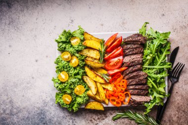 Biftek, fırında patates ve sebze. 