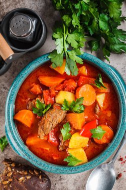 Geleneksel Macar kebabı. Patatesli biftek yahnisi, havuç. 