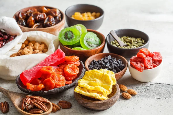 Variedade de frutas secas e nozes em tigelas. Conceito de alimentação saudável — Fotografia de Stock