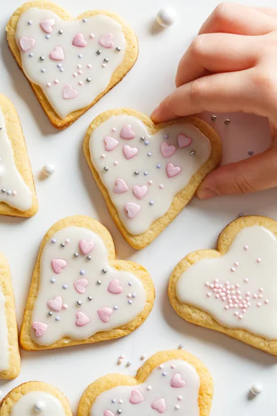 Плоская кладка печенья сердца с глазурью и украшен на день святого Валентина — стоковое фото