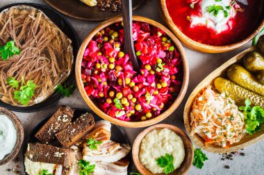 Geleneksel Rus mutfağı. Borç, jöleli et, domuz yağı.