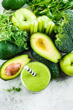 Bardakta yeşil detoks smoothie ve smoothie için malzemeler 