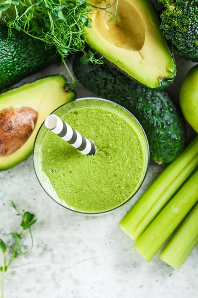 Smoothie desintoxicante verde en un vaso e ingredientes para smoothie — Foto de Stock