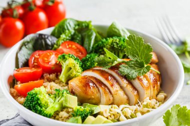 Dengeli gıda konsepti. Tavuk, brokoli ve kinoa salatası.