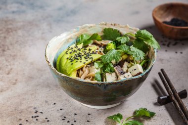 Karabuğday eriştesi - soba tofu, brokoli, avokado, fidanlar