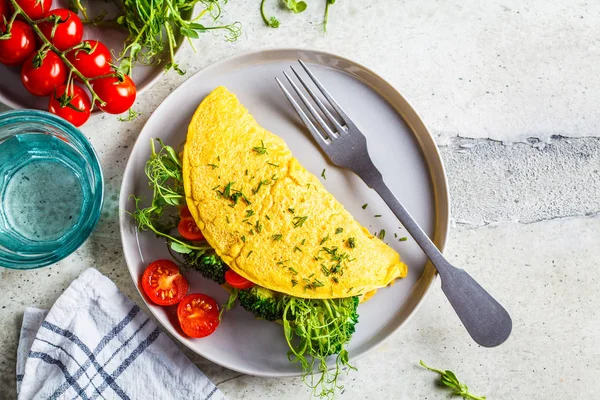 Vegan chickpea omelet with broccoli, tomatoes and seedlings — 스톡 사진