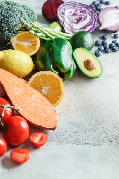 Arco iris colores verduras y bayas fondo . — Foto de Stock