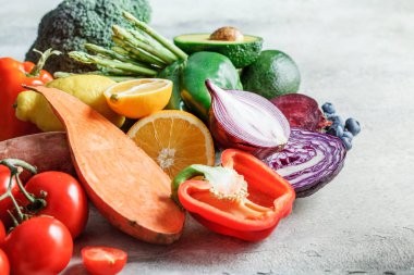 Gökkuşağı renkli sebze ve böğürtlen arka plan. 