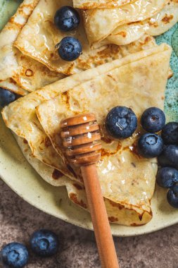 Yaban mersinli krep ve bal, üst manzara.. 