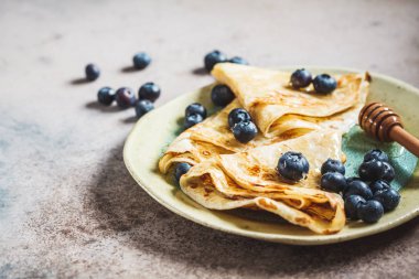 Yabanmersinli krep ve bal. Ev yapımı ince krep. 