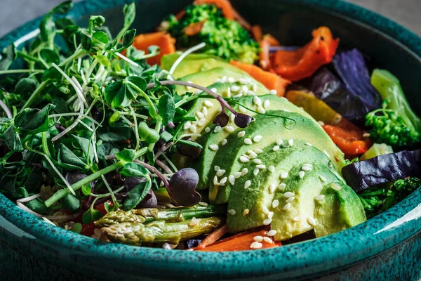 Tigela de almoço Vegan. Produtos hortícolas assados, salada de quinoa e abacate — Fotografia de Stock