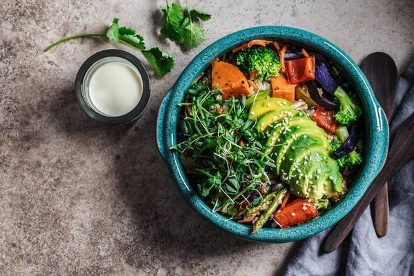 Tigela de almoço Vegan. Produtos hortícolas assados, salada de quinoa e abacate — Fotografia de Stock