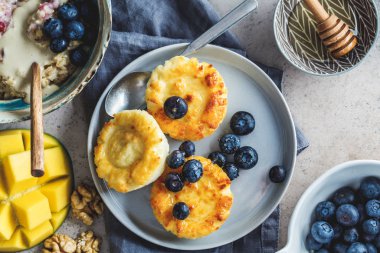 Kahvaltı arkaplanı. Yulaf ezmesi, süzme peynirli krep. 