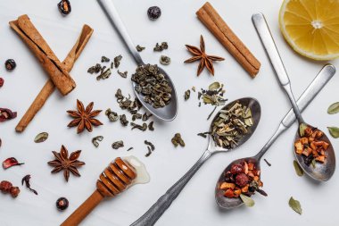 Ballı, limonlu ve baharatlı farklı bitki çayları. 