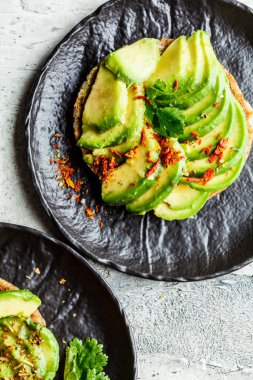 Avokado tostu, tam tahıllı ekmek, üst manzara.. 