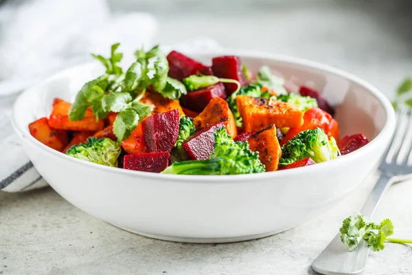 Gebakken zoete aardappel, rode biet en broccoli salade in witte kom. — Stockfoto