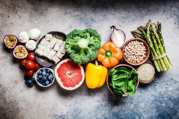 Fondo Comida Vegana Verduras Frutas Garbanzos Quinua Tofu Champiñones Sobre — Foto de Stock