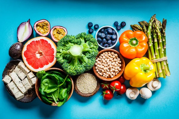 Fondo Ingredientes Veganos Verduras Frutas Garbanzos Quinua Tofu Champiñones Sobre — Foto de Stock