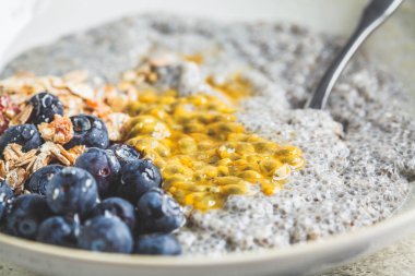 Yabanmersinli Chia puding kasesi, tutku meyvesi ve müsli. Sağlıklı kahvaltı kavramı.
