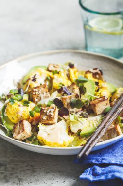 Kızarmış tofu, karnabahar ve lahanalı avokado salatası. Vejetaryen gıda konsepti.