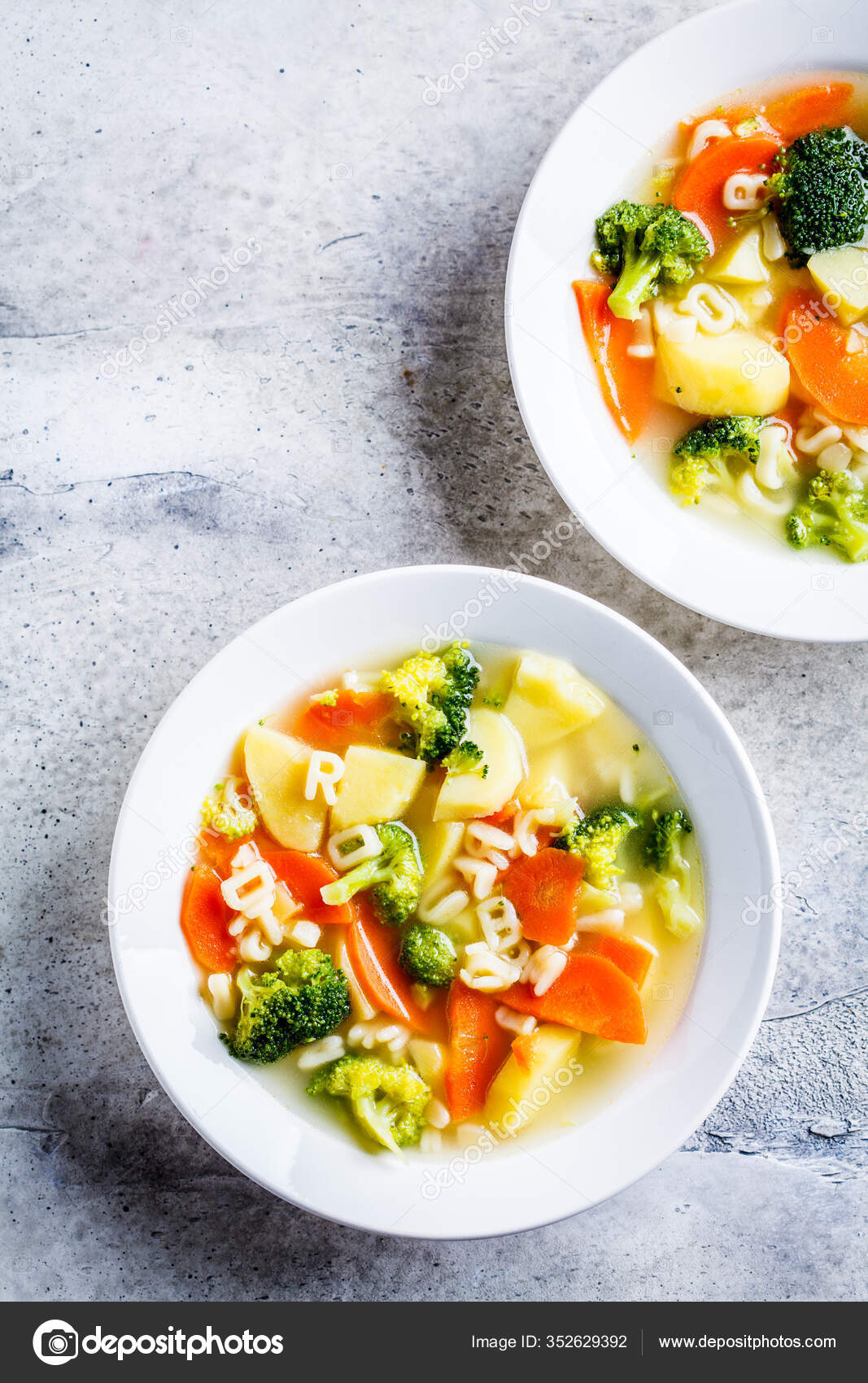 Soupe Alphabet Saine Pour Enfants Avec Des Legumes Des Lettres Image Libre De Droit Par Vaaseenaa C