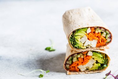 Vejetaryen tortilla tofu, salatalık, havuç ve avokadoyla sarılır..