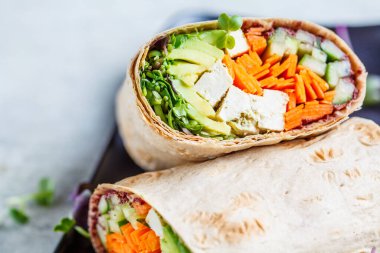 Vejetaryen tortilla tofu, salatalık, havuç ve avokadoyla sarılır..