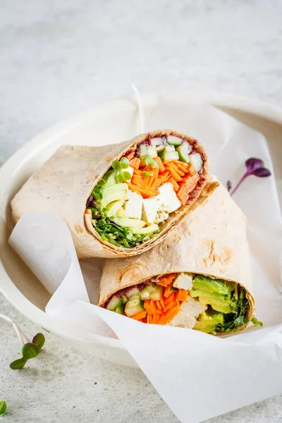 Vegane Tortilla Wraps Mit Tofu Gurken Karotten Und Avocados — Stockfoto